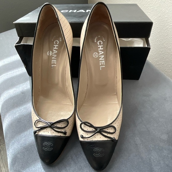 Chanel Pumps - Picture 2 of 8